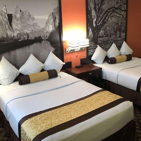 Super 8 By Wyndham Ontario Motel Bagian luar foto