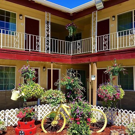 Super 8 By Wyndham Ontario Motel Bagian luar foto