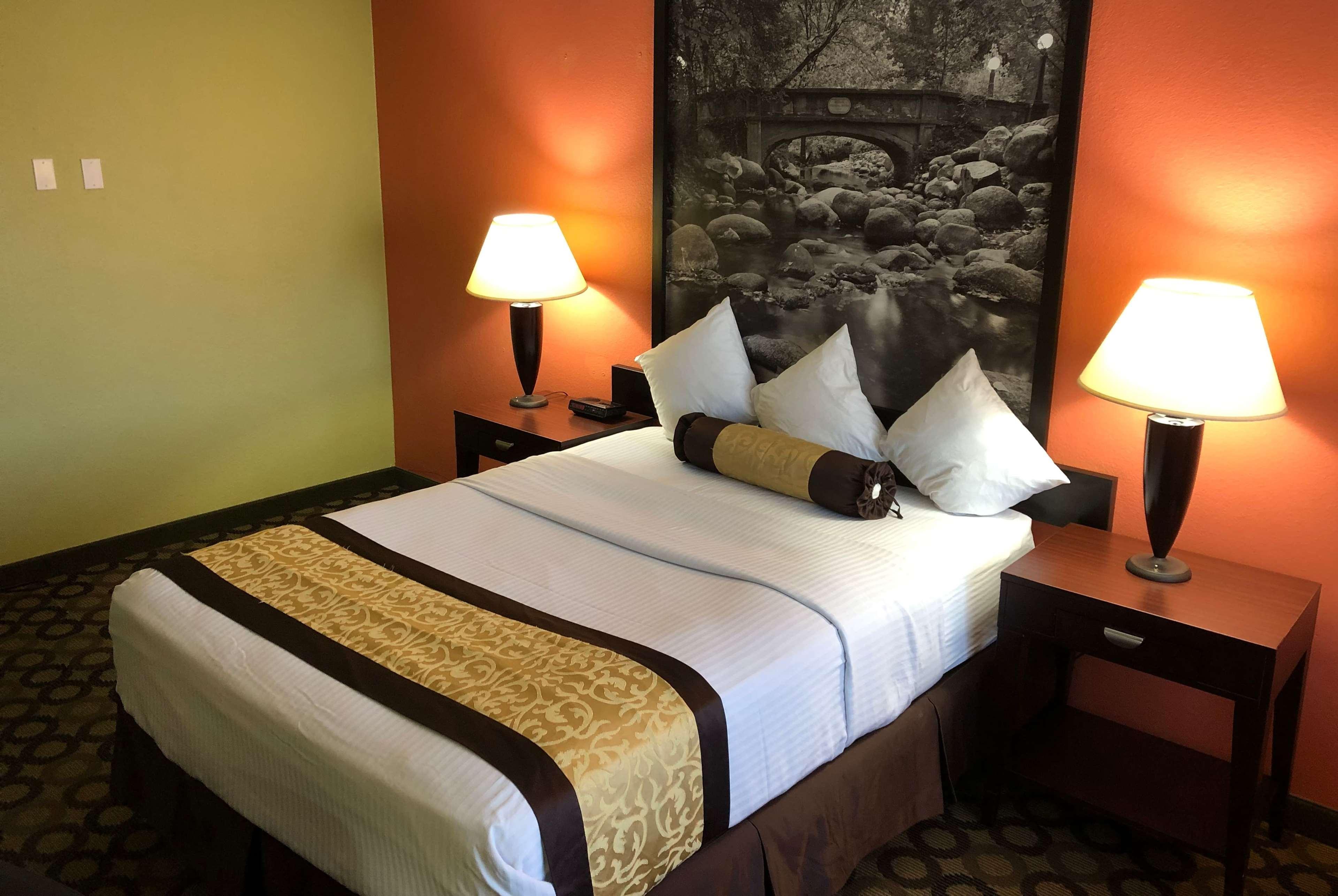 Super 8 By Wyndham Ontario Motel Bagian luar foto