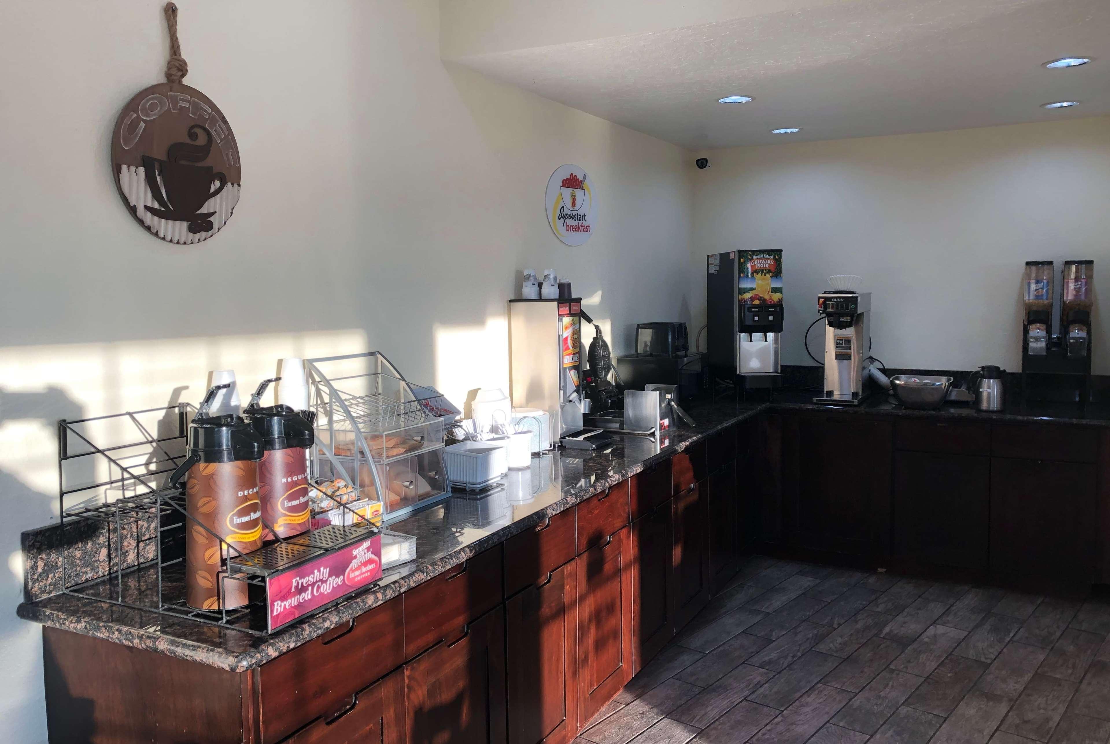 Super 8 By Wyndham Ontario Motel Bagian luar foto