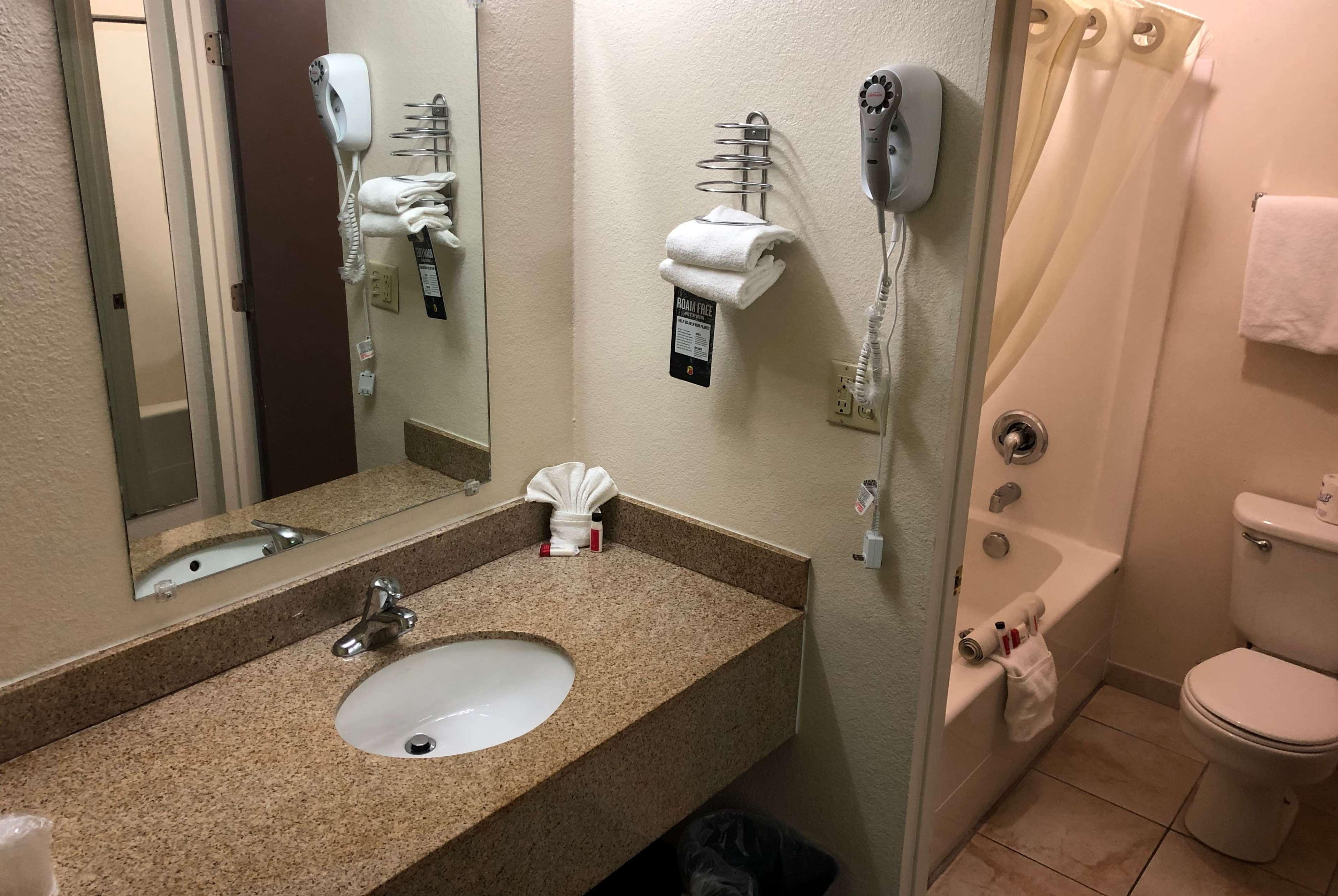 Super 8 By Wyndham Ontario Motel Bagian luar foto
