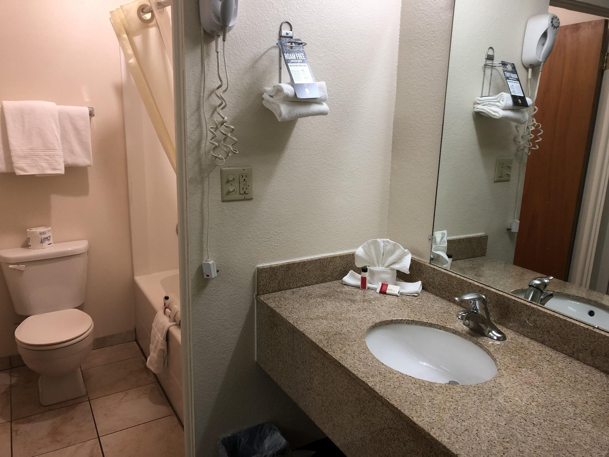 Super 8 By Wyndham Ontario Motel Bagian luar foto