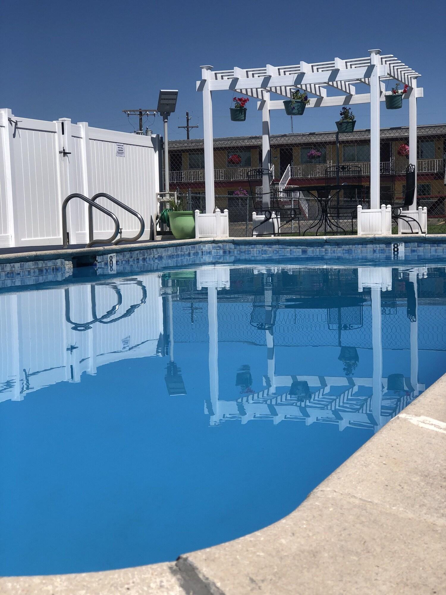 Super 8 By Wyndham Ontario Motel Bagian luar foto