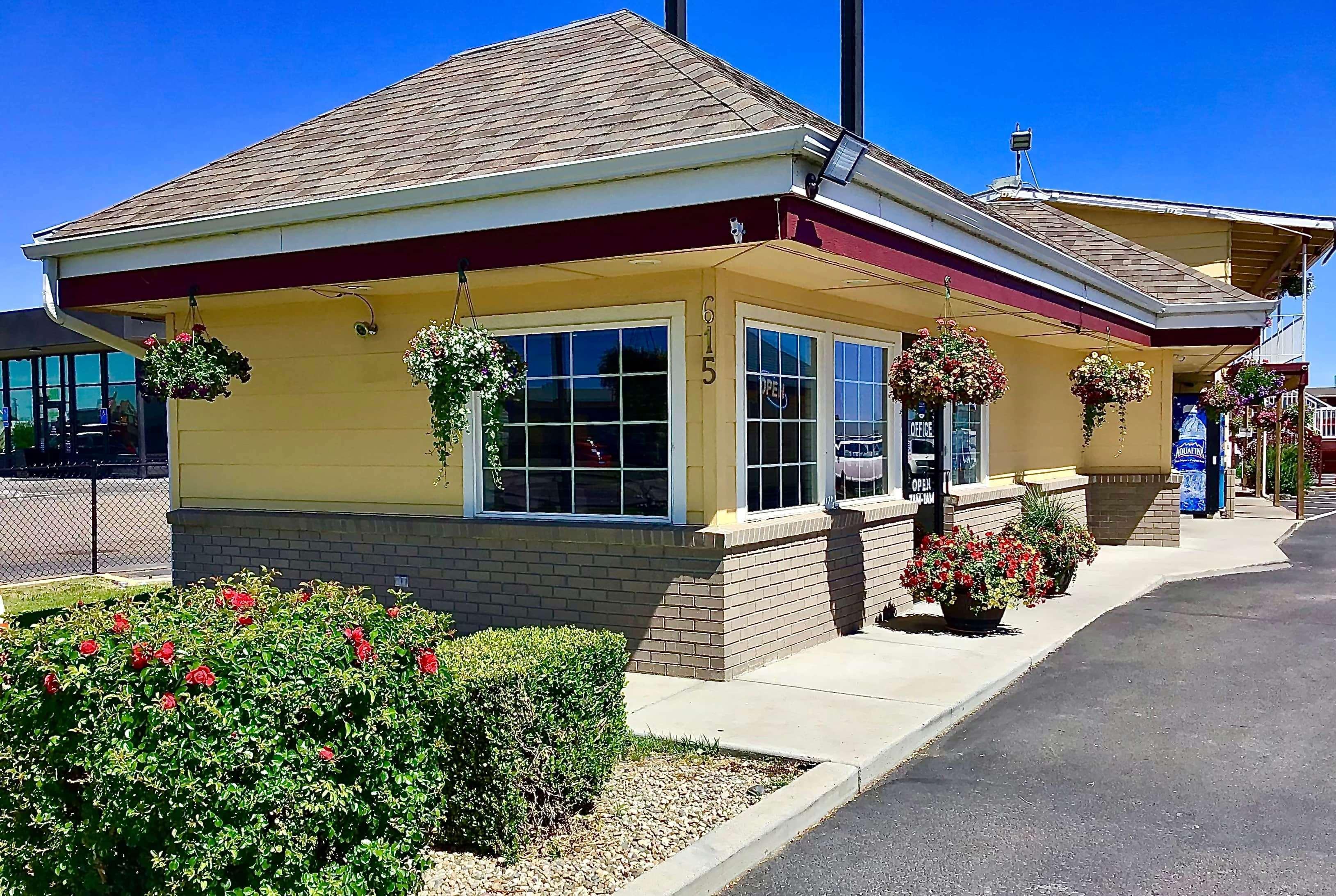 Super 8 By Wyndham Ontario Motel Bagian luar foto