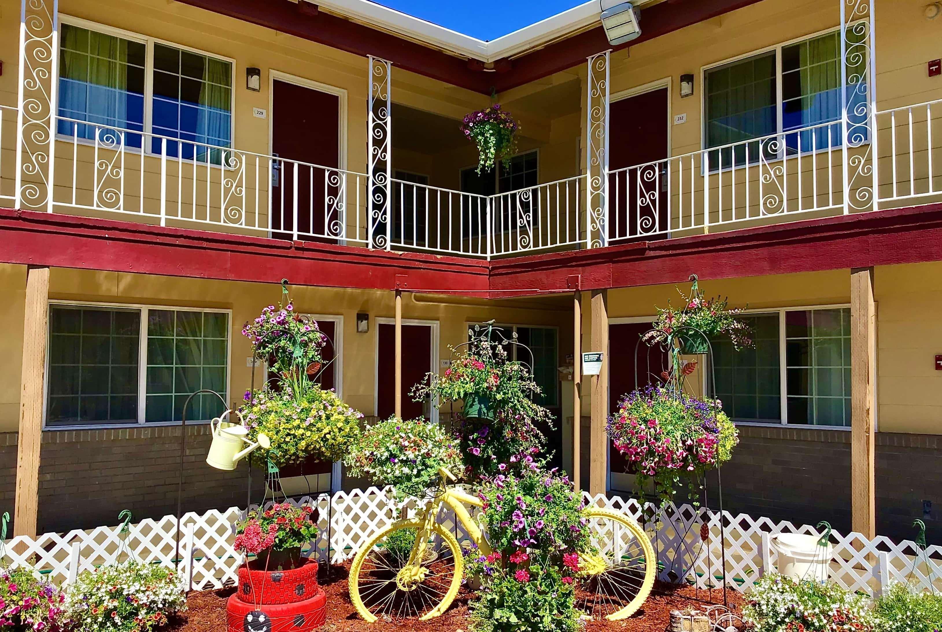 Super 8 By Wyndham Ontario Motel Bagian luar foto