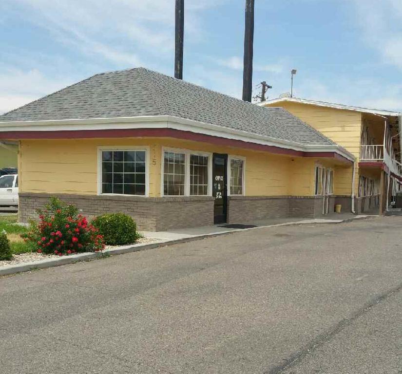 Super 8 By Wyndham Ontario Motel Bagian luar foto