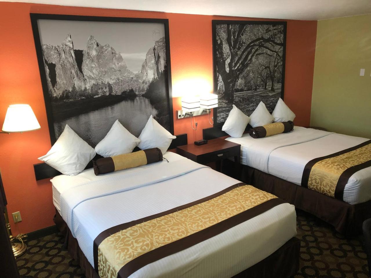 Super 8 By Wyndham Ontario Motel Bagian luar foto