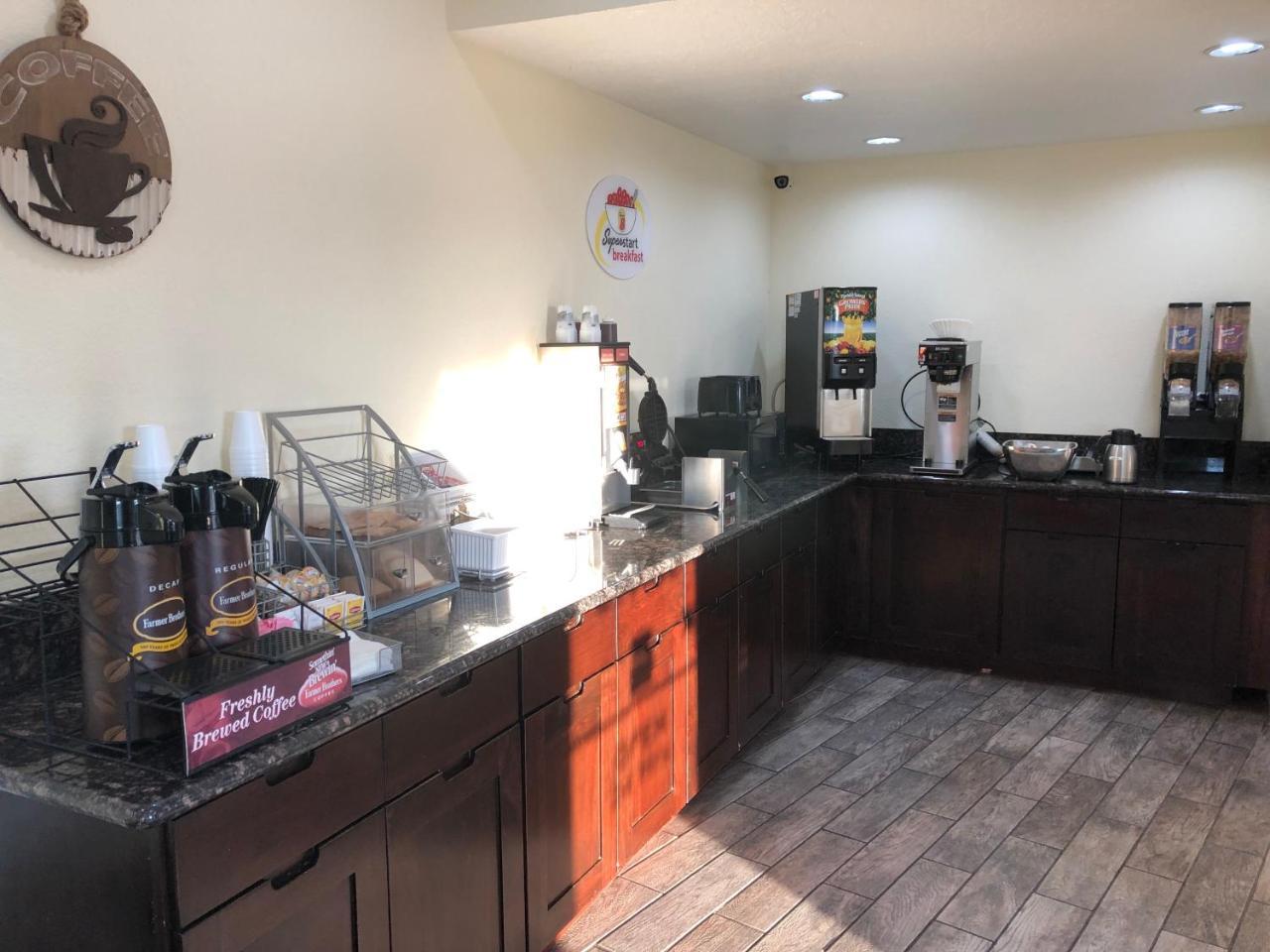 Super 8 By Wyndham Ontario Motel Bagian luar foto